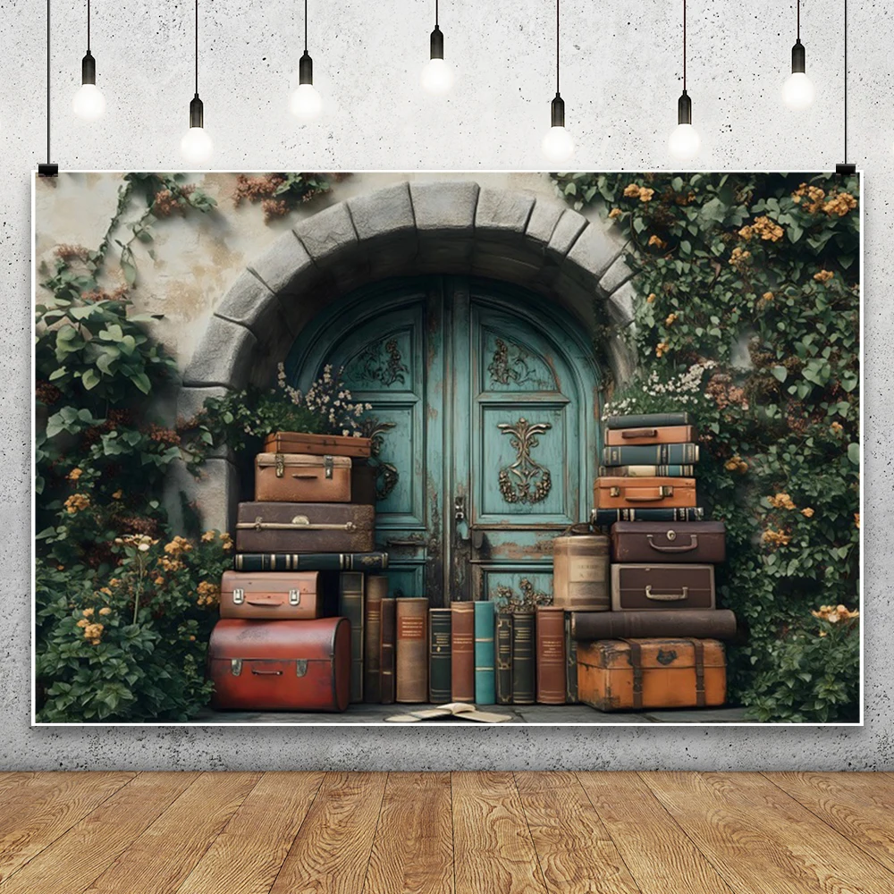 Fondo de fotografía de vides de flores de jardín, Maleta Retro, puerta de madera azul, reloj de pared de flores, varias cajas, retrato de bebé, fondo