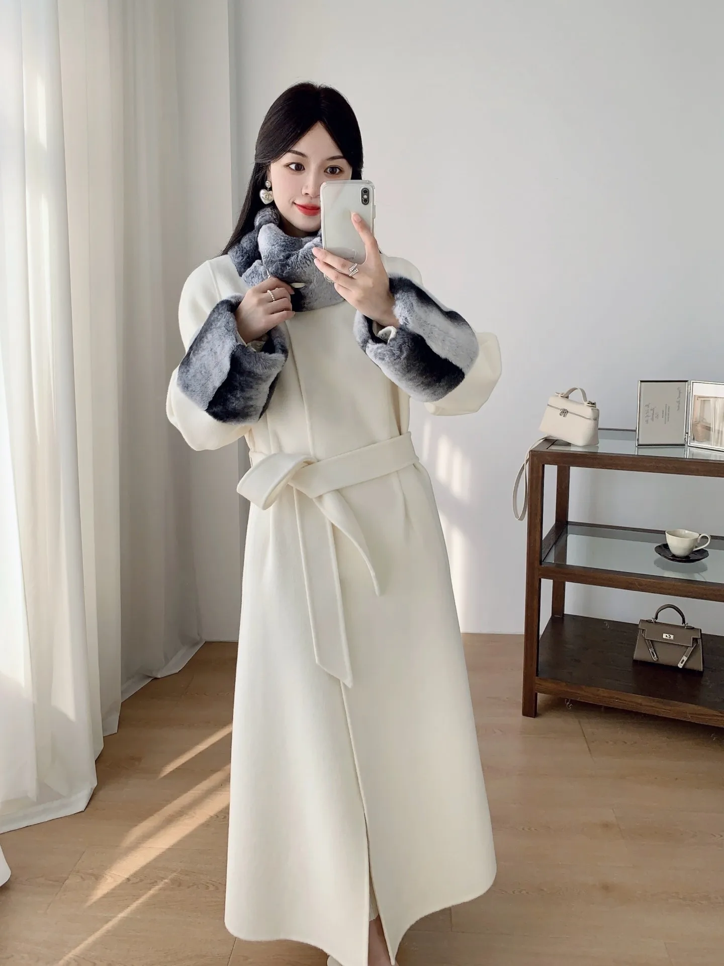A long, slimming and form-fitting woolen coat for women, featuring rabbit fur and fur for the New Year's Eve
