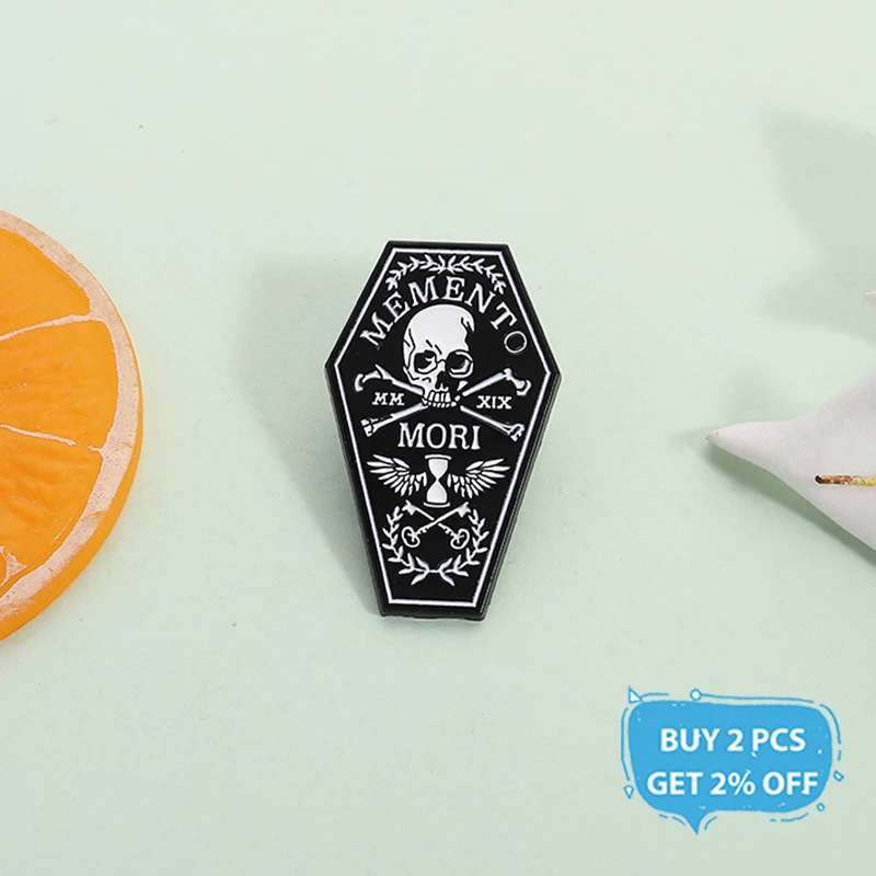 Mement Mori Recuerda tu Muerte Enamel Pin Punk Skull Coffin Funny Quote Brooch Lapel Badge Halloween Jewelry Gift for Friends ﻿