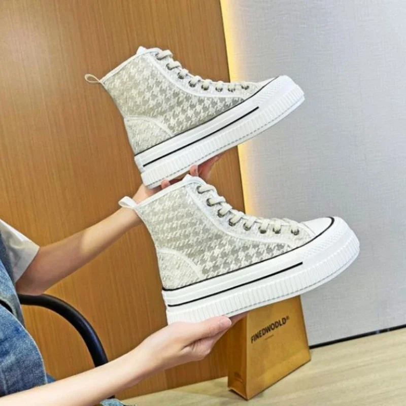 

Новые ботильоны с воздушной сеткой 6 см, новинка 2025 года, эластичные массивные кроссовки с воздушной сеткой, удобные летние туфли-лодочки, модные синтетические вулканизированные женские туфли