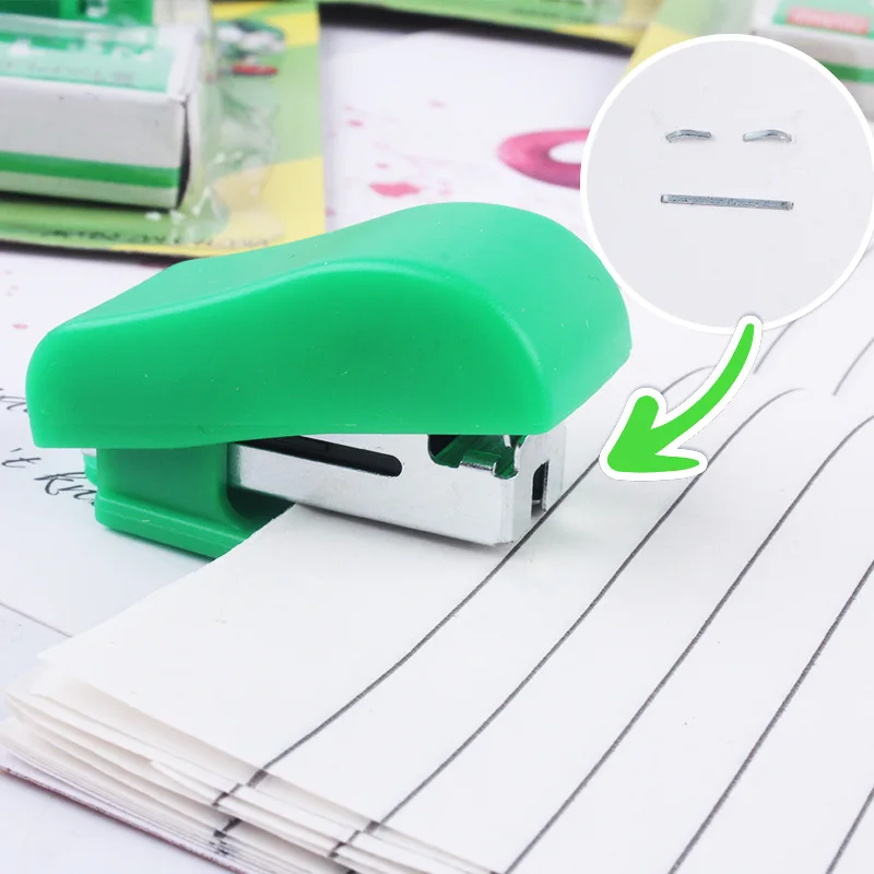 Mini Stapler Set Portable Small Gift Stapler Children Students Cute Stationery Gift Contains A Box Of Staples (Random Colors)