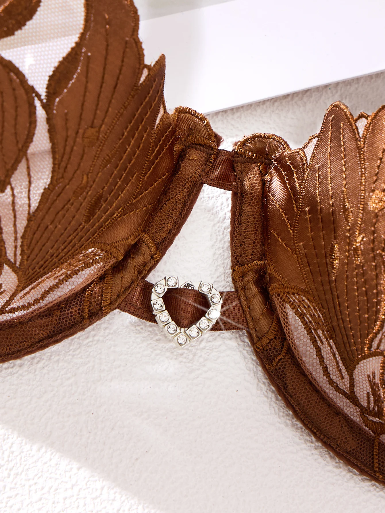 Conjunto de pijama com estampa bordada em cor café - Um conjunto com design floral adequado para mulheres, um sutiã sexy ZA824031