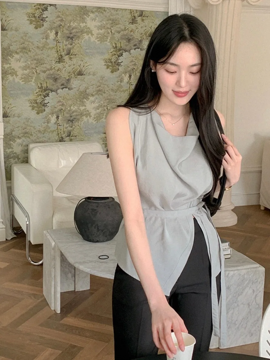 우아한 민소매 셔츠 여성 여름 새로운 스타일 허리 조임 태슬 트리밍 스탠드 칼라 비대칭 시크 블라우스