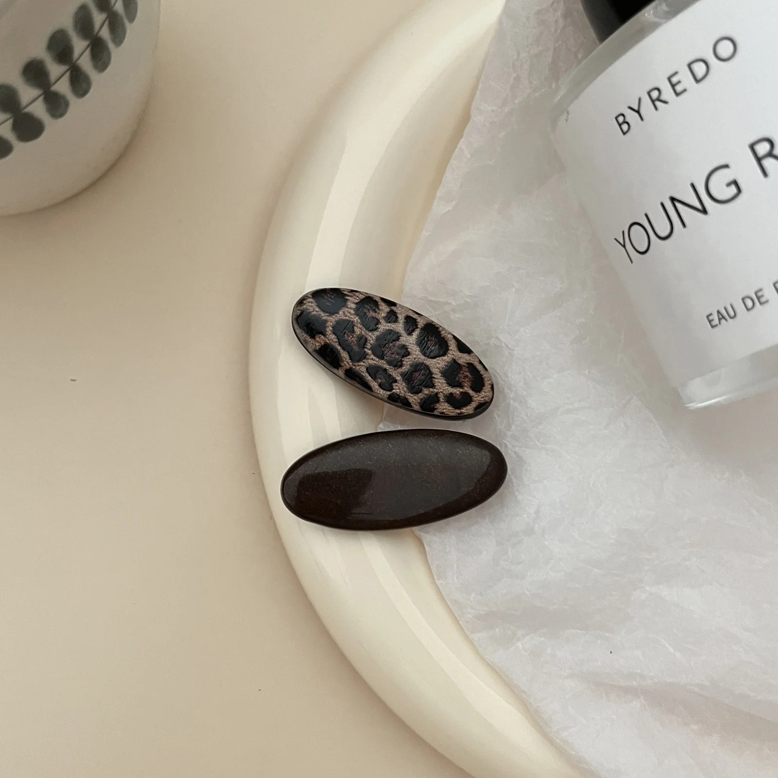2 Stück Leoparden- und solide ovale Haarspangen, minimalistischer Haarschmuck für Damen-Haarstyling – Detail 2
