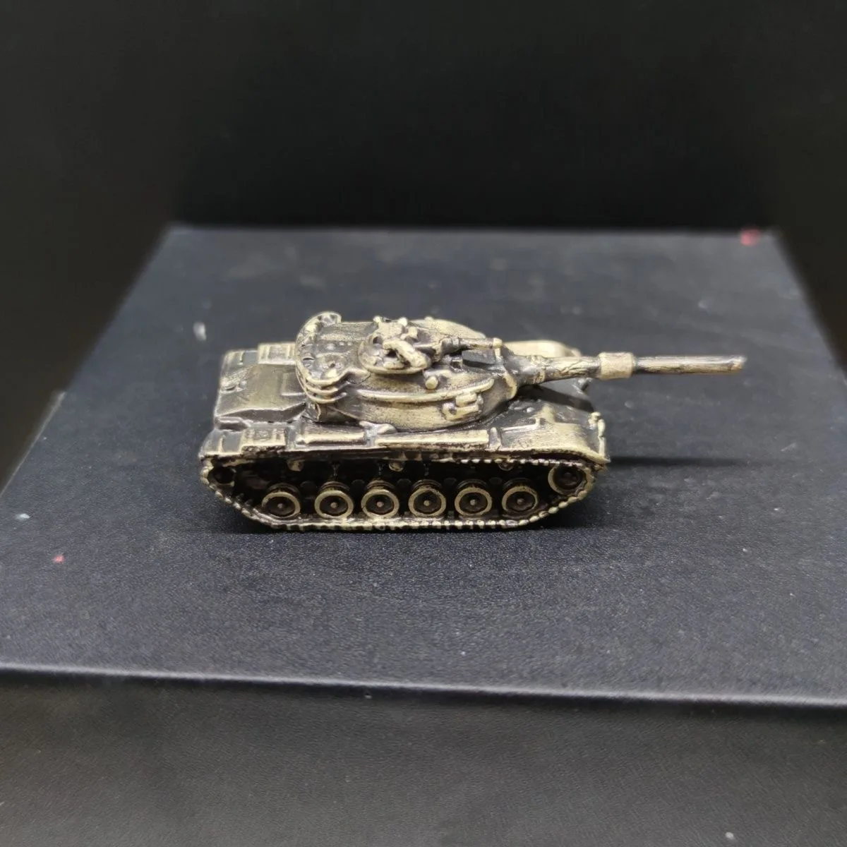 

SolidBrassWWII German King Tiger Tank Model Antique Military Statue with Soldier Desktop Collectible Office Home Decor Hobbyists