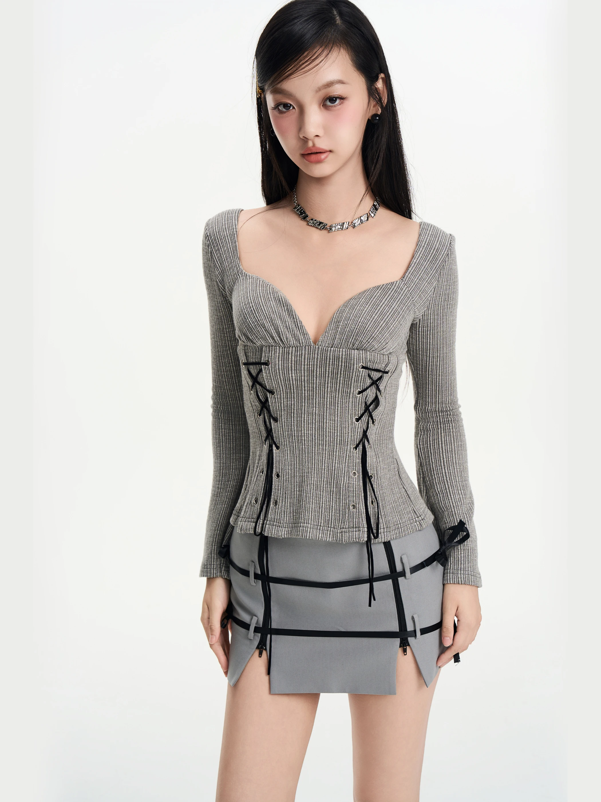 

IUNAE LUMEN 2025 Новинка ранней осени: Оригинальная женская футболка в стиле ретро с низким вырезом, черная, с перекрестными ремнями и цветными блоками, длинный рукав