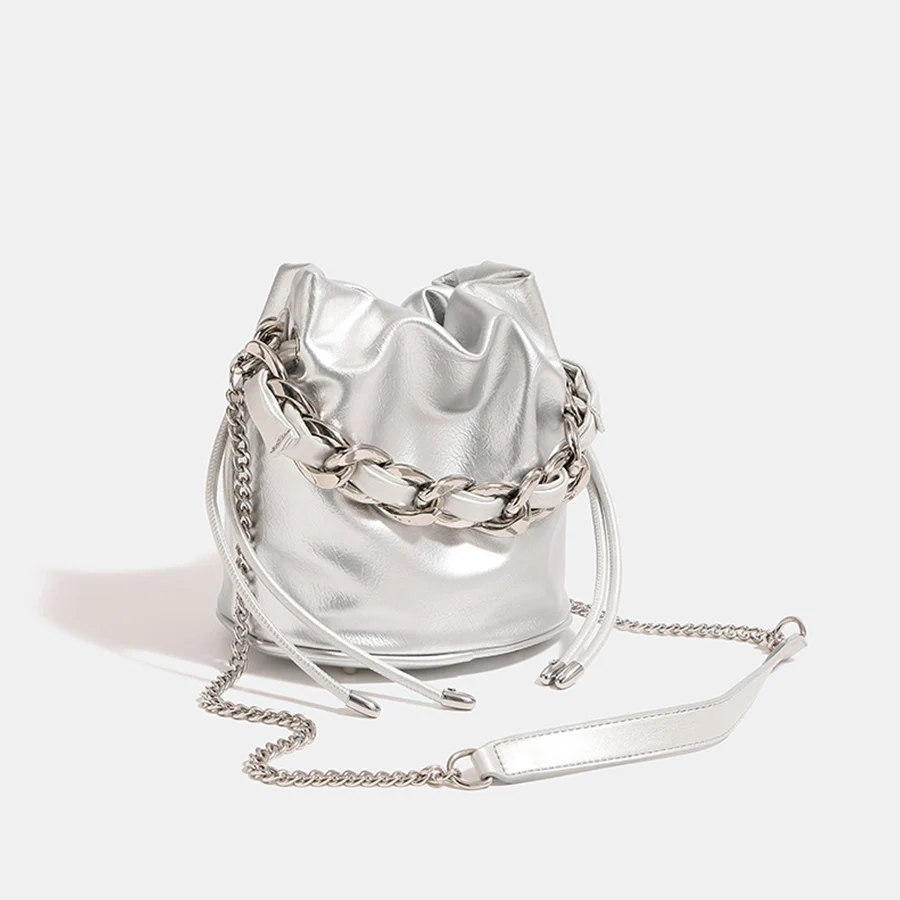 حقائب دلو بسلسلة فضية سميكة للنساء من جلد البولي يوريثان حقيبة كتف بسلاسل برباط وحقائب كروس وحقائب يد كاجوال للركاب