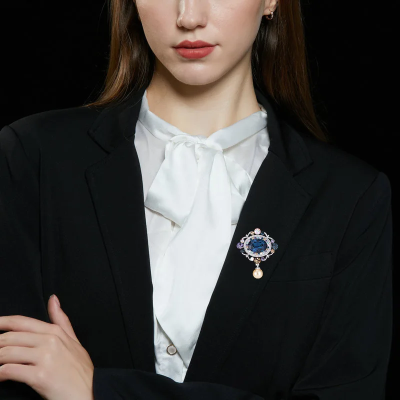 

Retro high-end court-style brooch, niche light luxury fashion coat brooch