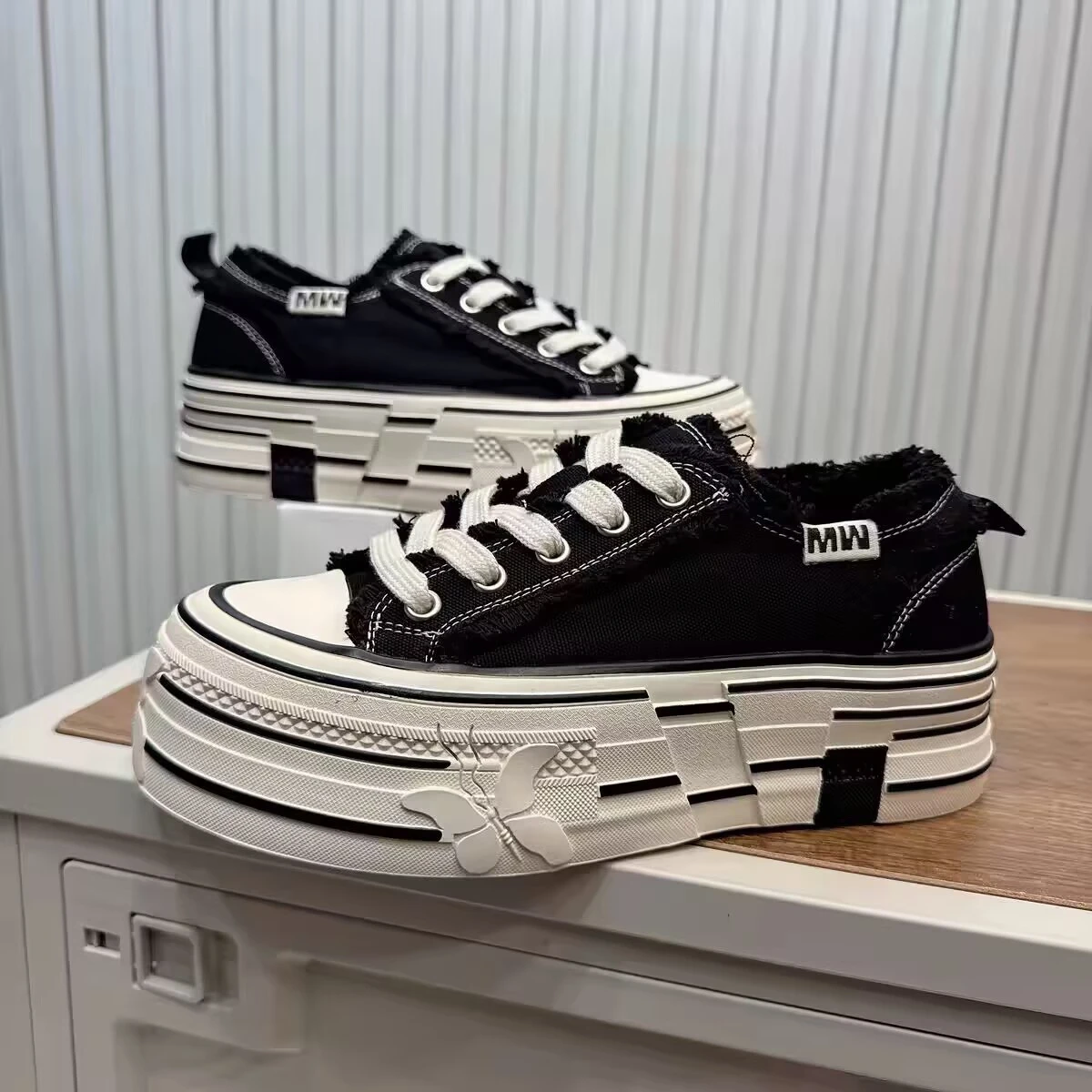 

Женские кеды из канваса 2026: Новая популярная модель, повседневные спортивные кроссовки на толстой подошве, увеличивающие рост, универсальные нишевые кеды.