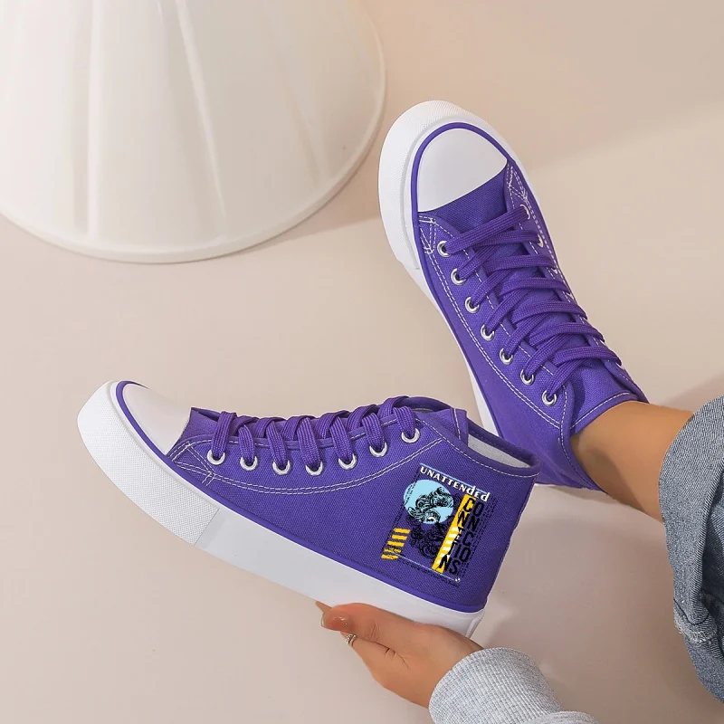 Lila High-Top-Canvas-Sneaker für Damen: Plateausohle, zum Schnüren. Trendiges bedrucktes Design für den Alltag und Campus-Bekleidung, Paar mit Jeans.