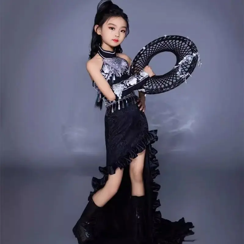 

Костюм для показа мод для девочек, комплект черного платья, детский костюм, юбка со шлейфом, одежда китайских этнических меньшинств, черное платье для подиума