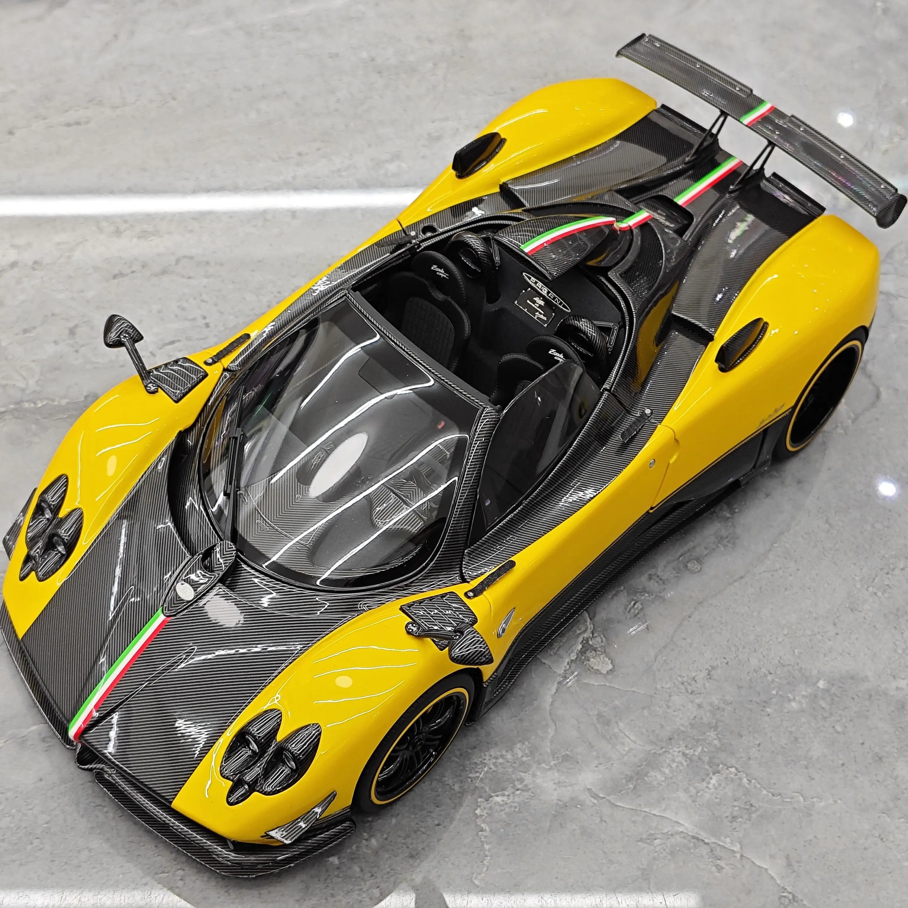 AR pagani Palm Tower Zonda Cinque Convertible Yellow Simulation Alloy Metal Car Model Birthday Anniversary Gift 1/18 Collection