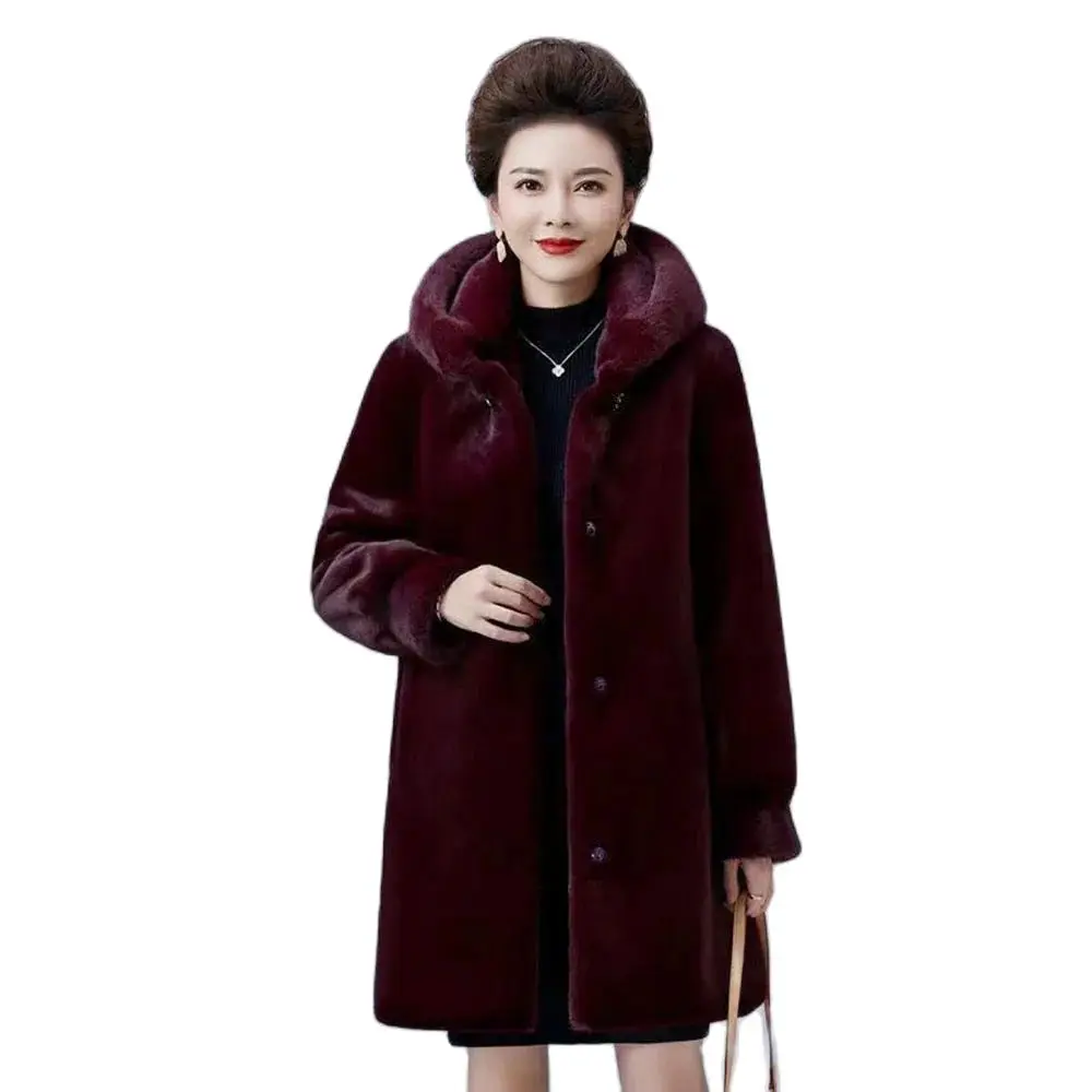 Inverno nuovo cappotto di pelliccia di imitazione femminile di mezza età e vecchia età intera pelliccia di visone erba Haining moda lungo cappotto con cappuccio in pelliccia di visone.