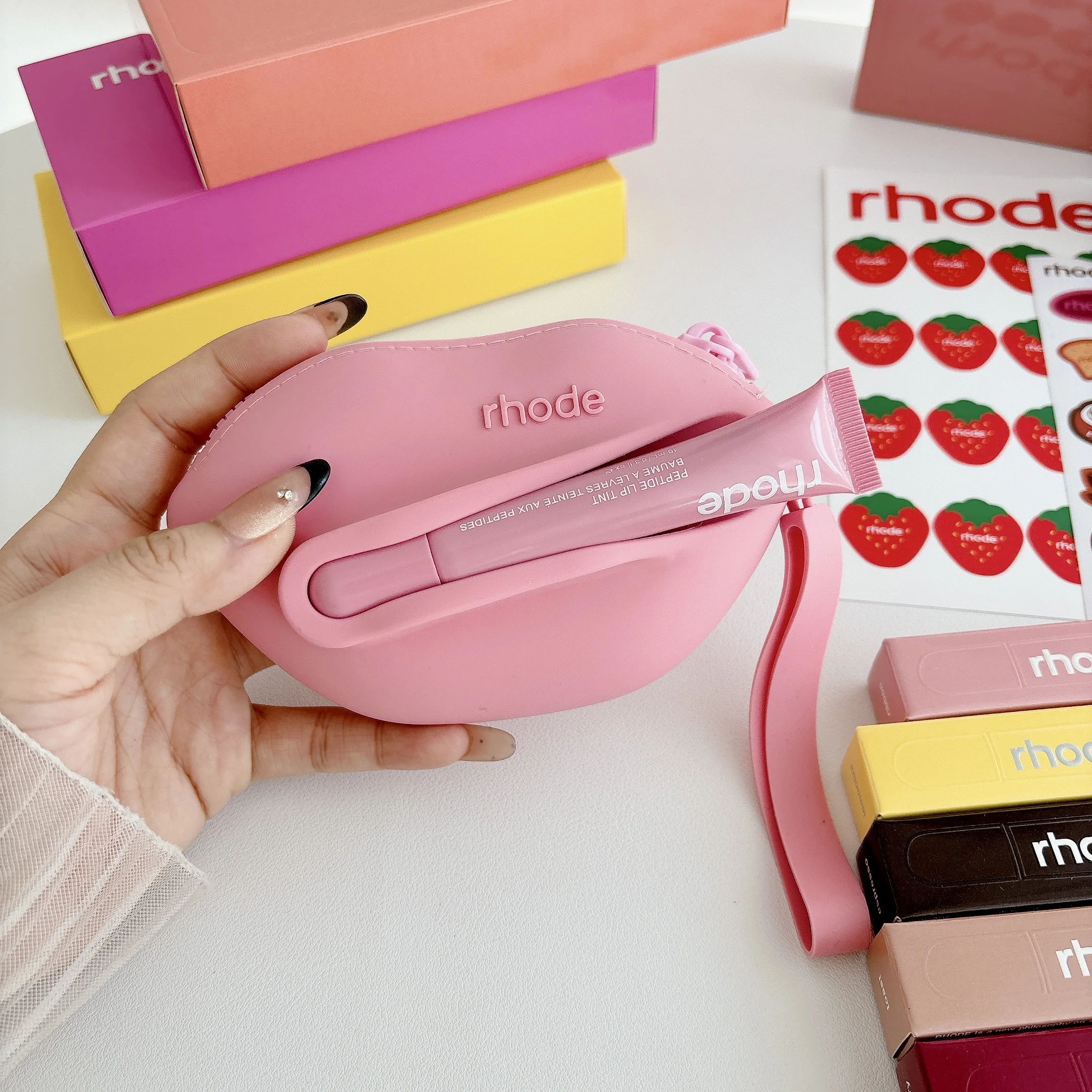 حافظة سماعة أذن من السيليكون الأصلي لأجهزة Airpods Pro3/Pro2، حقيبة صغيرة فاخرة مع حامل شفاه حصريًا للنساء، مع حزام معصم