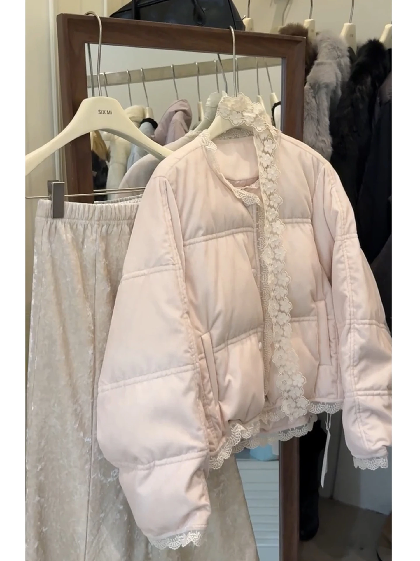 

Новая женская зимняя куртка-пуховик в корейском стиле, свободного кроя, с розовой кружевной отделкой и элементами пэчворка, теплая, укороченная, в стиле Bread Coat.