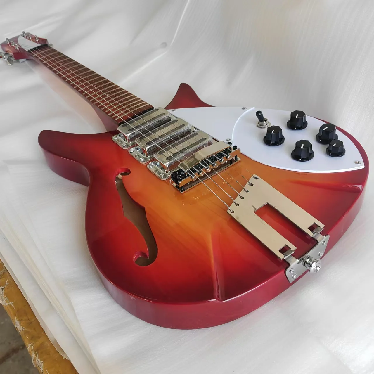 High-end tomato scrambled egg color electric guitar, very high-end and classy, ​​with great professional playing effect.