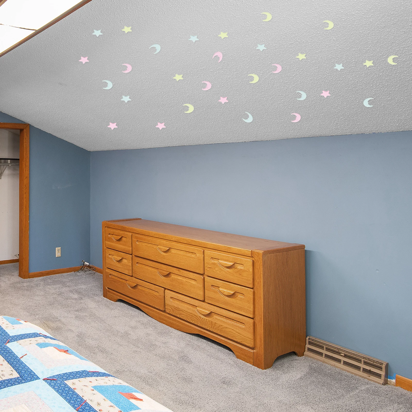 

200Pcs Star Moon Glowing Stickers Night Light Wall Decals Safe Plastic Decorative Room Ornaments for Children Bedrooms