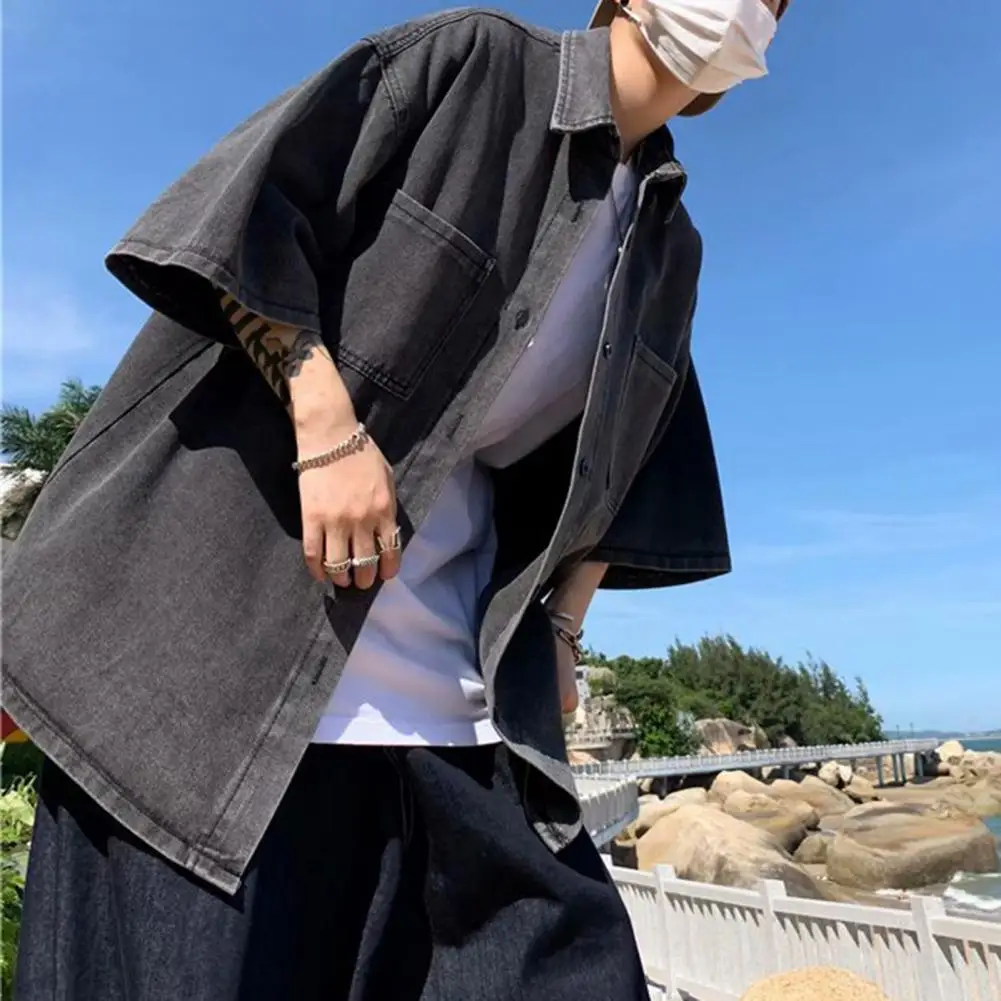 Lässiges Denim-Kurzarmhemd für Herren. Stilvolles Herren-Denim-Button-Down-Hemd mit Brusttaschen für den Sommer, Alltag für die Straße