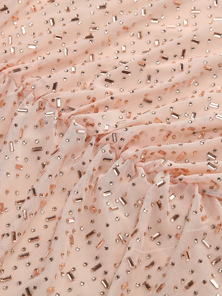 فساتين طويلة أنيقة بفتحة ترتر وردي أحمر الخدود مع تفاصيل خصر زهرية وصورة ظلية بطول الأرض ورقبة على شكل حرف O للحفلات المسائية