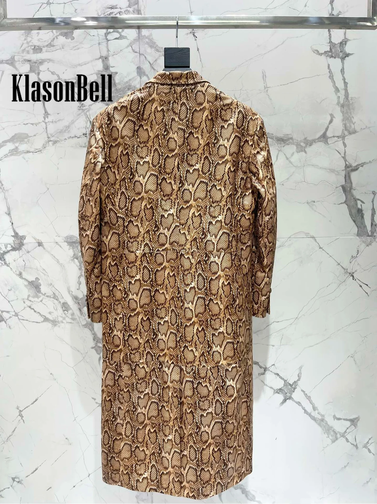 10.16 KlasonBell ملابس حريمي 2024 خريف شتاء جديد خمر Suakeskin نمط جلد الغنم خندق التلبيب طوق مزدوج معطف طويل