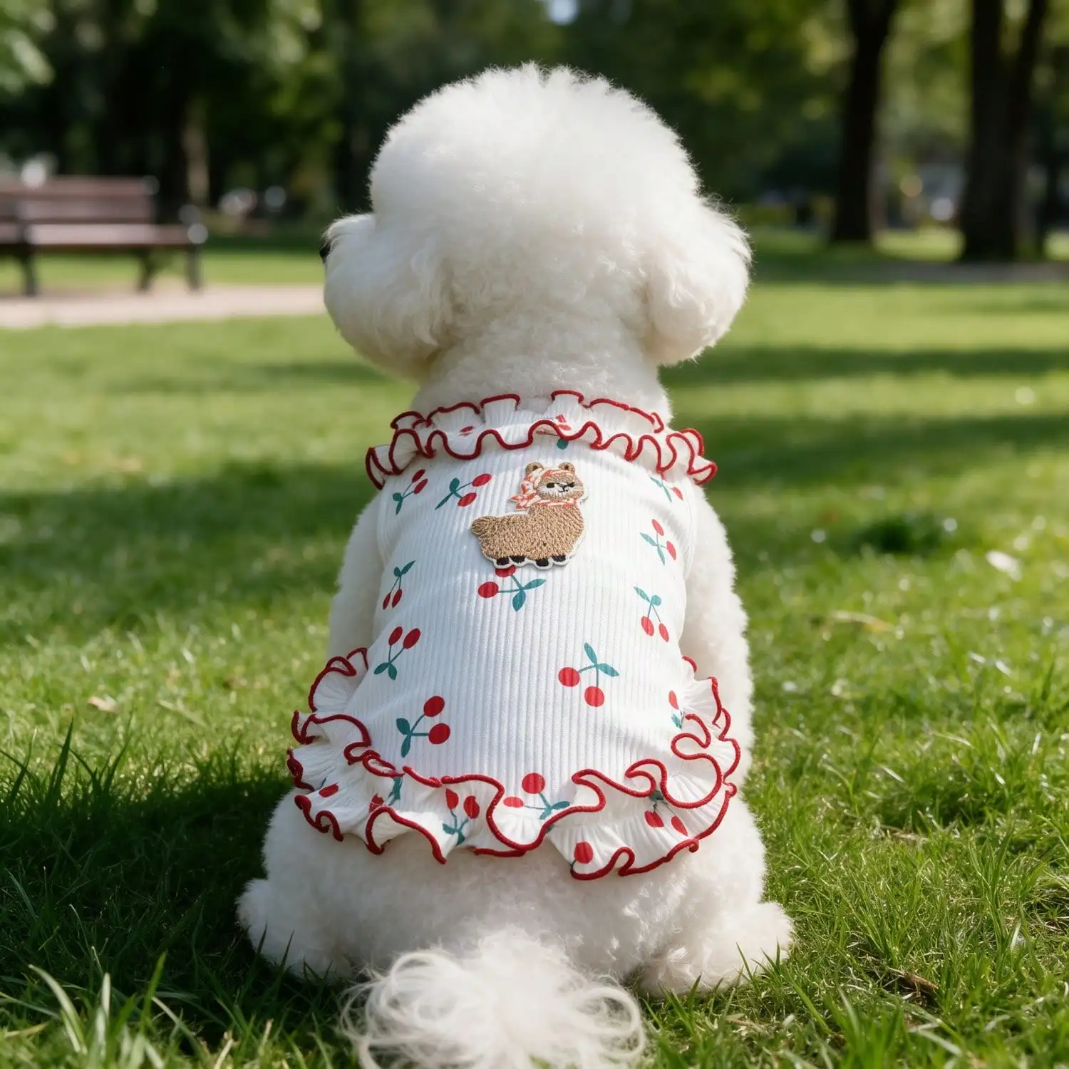 1 Stück Alpaka-Stickerei, Kirschmuster, Rüschen, ärmelloses Tanktop für kleine Hunde, ideal für den Sommer. – Detail 3