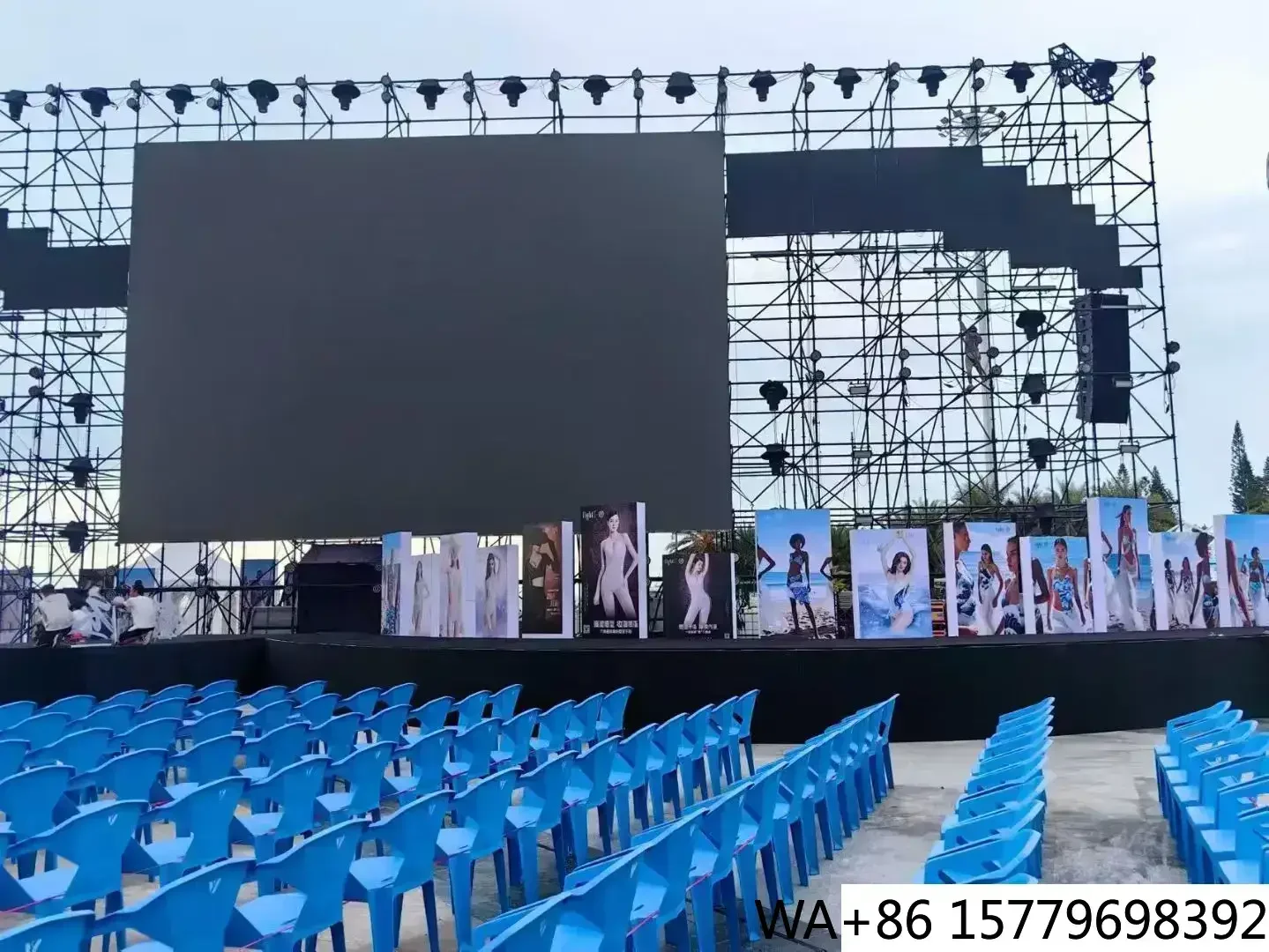 

Outdoor P2.604 Lightweight Waterproof LED Rental Screen for Stage Background Events