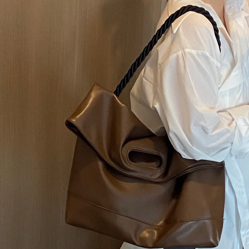 

2025 New High-end Soft Leather PU Women's Bag Large-capacity Simple Commuter Student Shoulder Tote Bag Large Versatile Bag