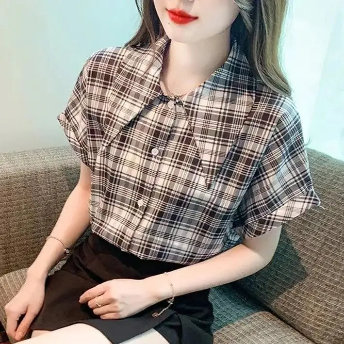 Kariertes, kleines Chiffon-Hemd mit spitzem Kragen für Damen, kurzärmelig, neues Sommer-Design, modisches Oberteil