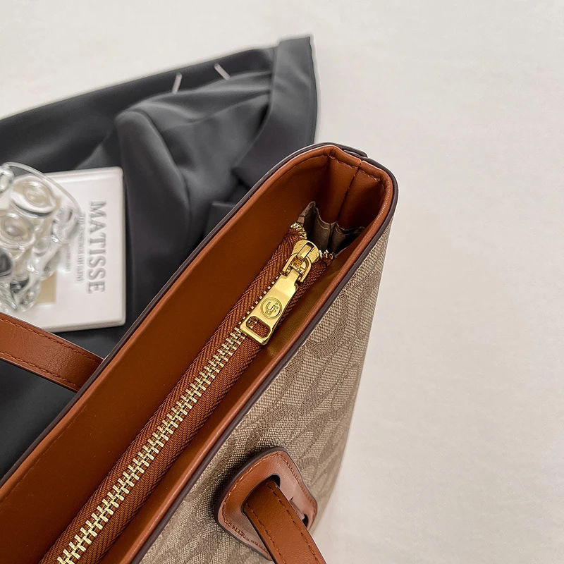 حقيبة كتف جلدية أنيقة للنساء، حقيبة كروس عملية من قبل المصمم الشهير، حقائب يد ذات علامة تجارية فاخرة