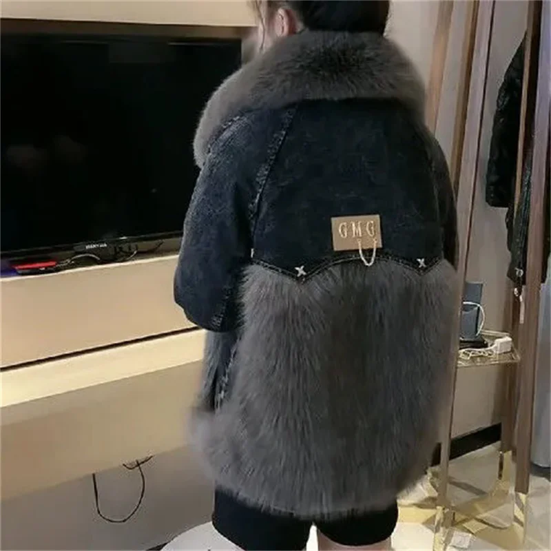 2025 Winter New Women Loose Imitation Fox Fur Stitching Denim Thickened Pie To Overcome Female High-end Slim Vintage Fur Jacket