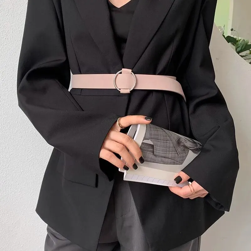 Cintura da donna Cintura non perforata alla moda con fibbia rotonda semplice Cintura casual in vera pelle PU con gonna Pantaloni Jeans Cintura da donna