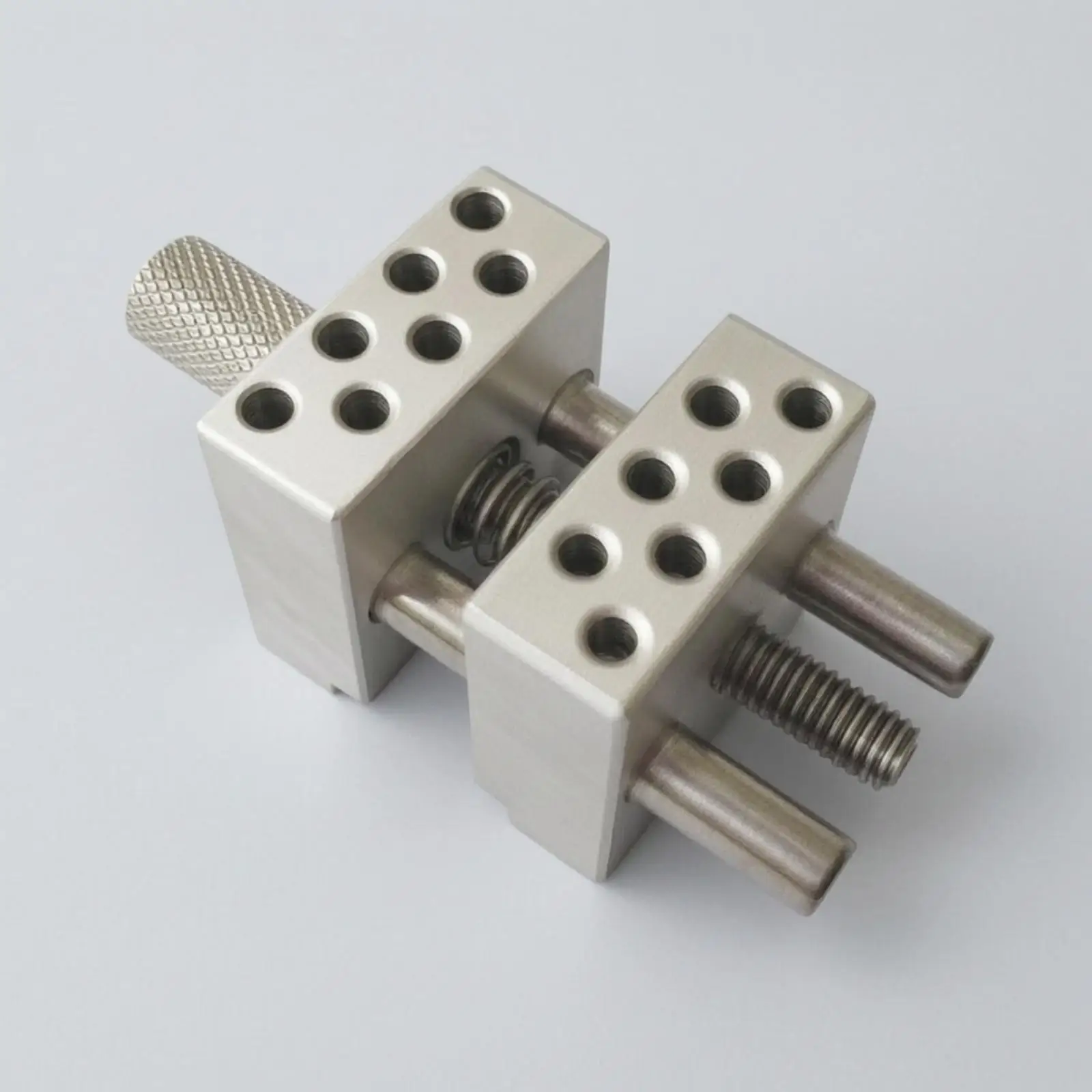 Portable Mini Vise Clamp Aluminum Body for Modeling Painting Hobby Desk with Knurled Handle and Adjustable Jaw Opening