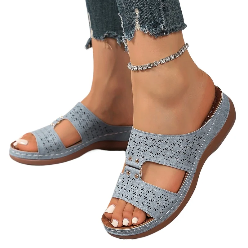 2026 Neue lässige, große Slip-On-Sandalen mit Hohldesign aus Leder, bequeme Keilabsatzschuhe im römischen Stil für Damen