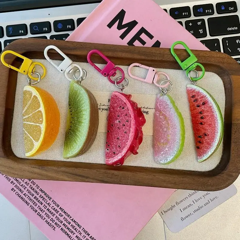 1 Stück Niedlicher Simulierter Sommerfruchtscheiben-Schlüsselanhänger aus Harz und Metall zum Aufhängen für Schlüssel, Taschen, Autodekoration – Detail 4