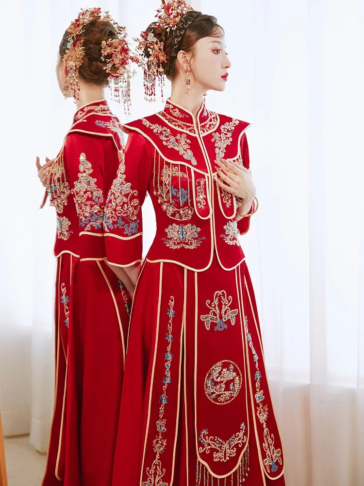 

The bride's new Chinese-style wedding dress satin toasting gown and dragon phoenix
