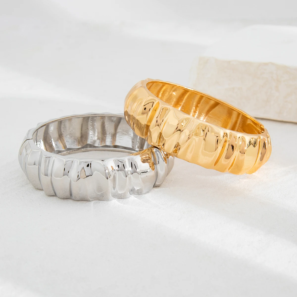 Salircon تصميم فريد من نوعه غير النظامية هندسية أساور معدنية للنساء أنيقة الكلاسيكية البيضاوي تقليد اللؤلؤ المفتوحة أساور مجوهرات