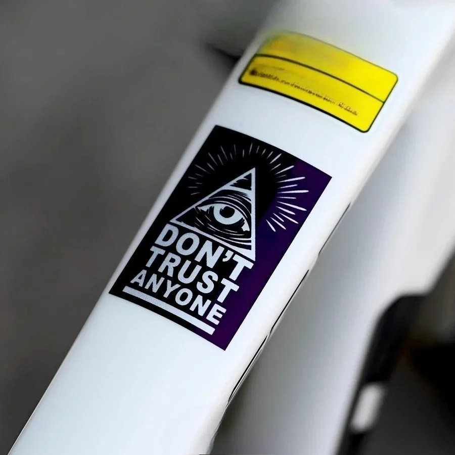 สติกเกอร์ All-Seeing Eye'Don't Trust Anyone' สติกเกอร์ไวนิลกันน้ำมีสไตล์ สติกเกอร์ที่ไม่เหมือนใครสำหรับแล็ปท็อป รถยนต์ ตกแต่งทันสมัยในชีวิตประจำวัน