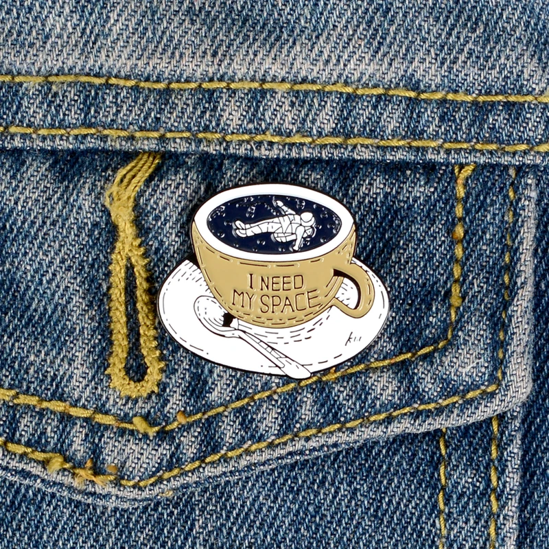 Pin esmaltado personalizado, broches de banda de astronauta, insignia de solapa, universo divertido de dibujos animados, joyería de la vida en el océano, necesita espacio