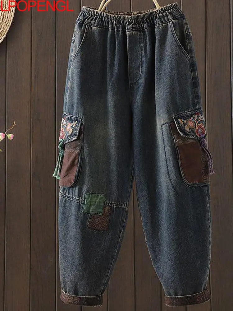 

Модные потертые джинсы с накладными карманами в этническом стиле, новинка 2025, женские осенние брюки-шаровары с эластичной резинкой на талии и вышивкой, девять точек