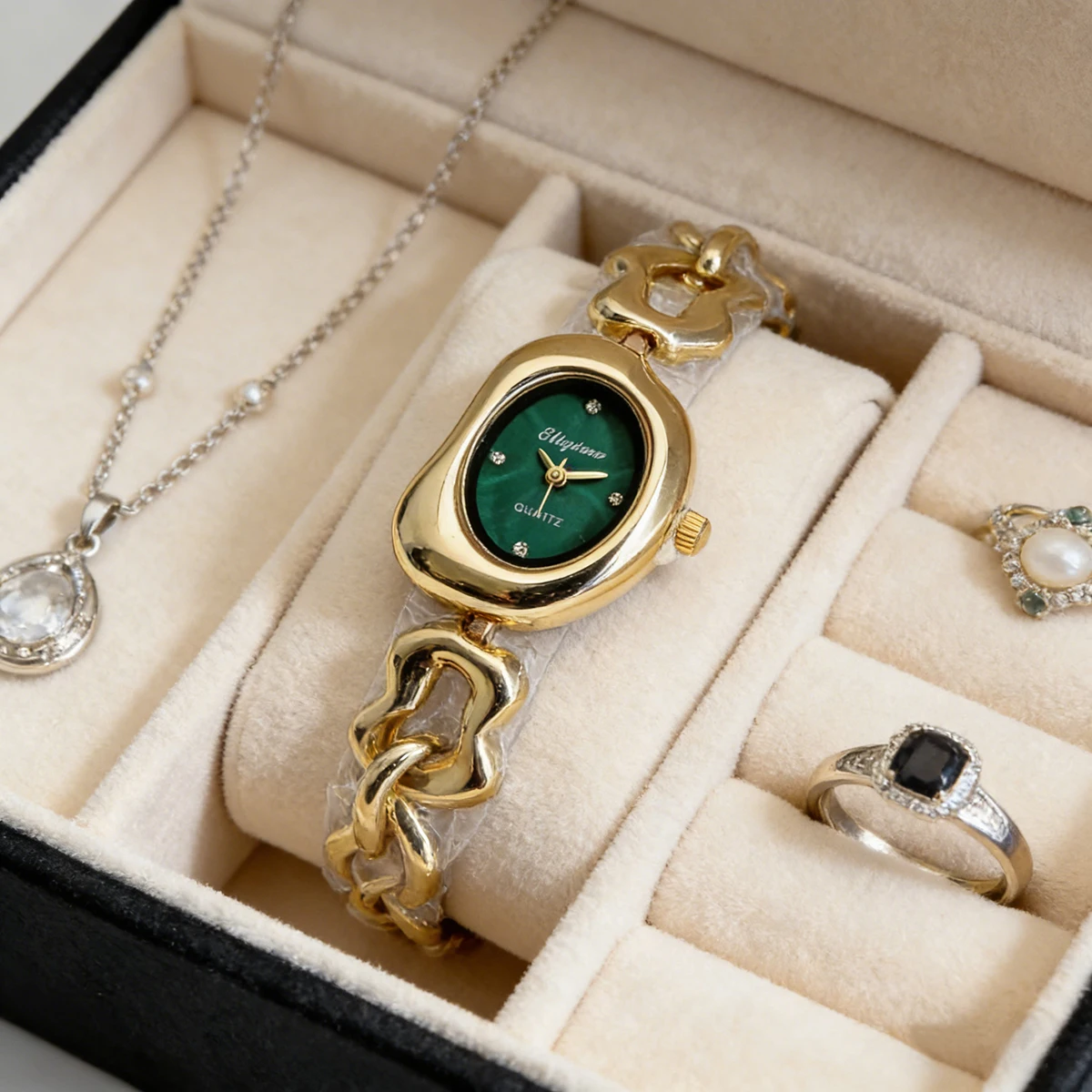 

Повседневные и модные часы в форме полумесяца для женщин и студентов, кварцевая модель, встроенный браслет-цепочка, сочетающие красоту и практичность.