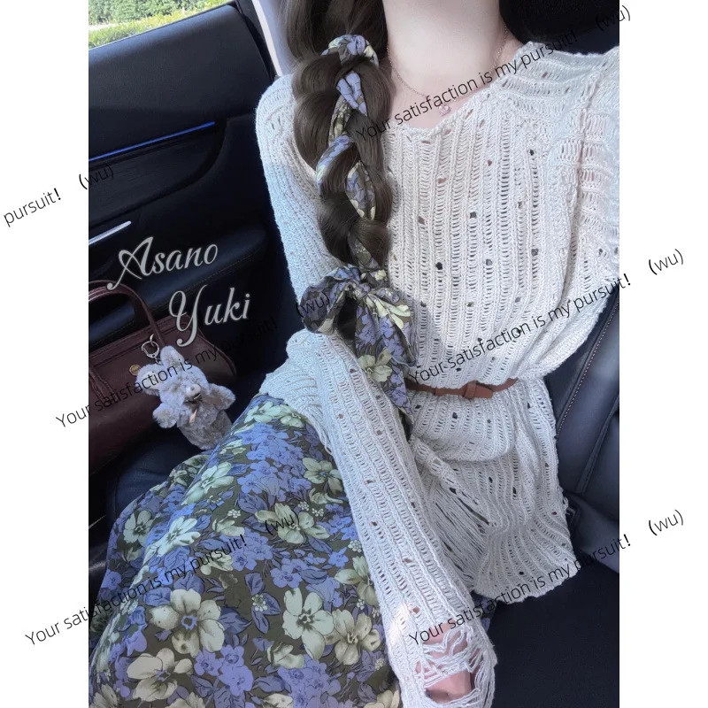 Primavera usa um conjunto completo de vestidos suspensos florais, uma blusa de malha com temperamento de saia, terno de duas peças para mulheres