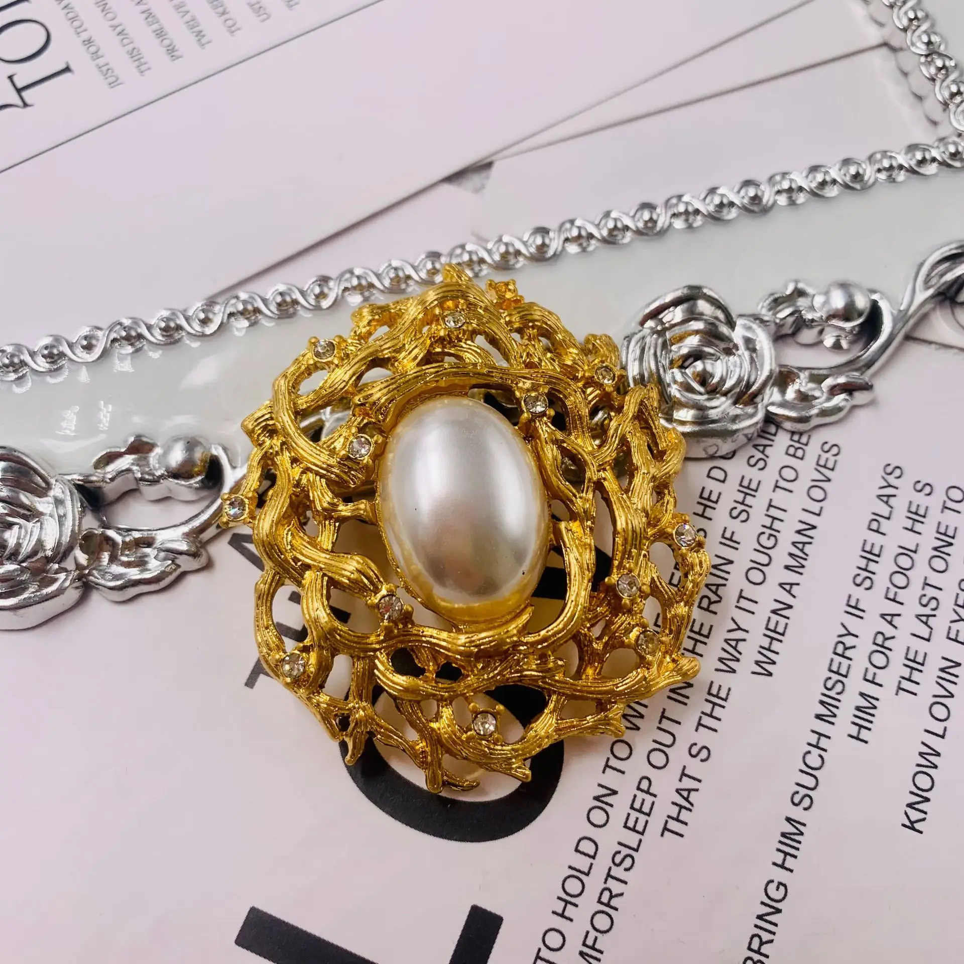 European and American Fashion Vintage Gold-plated Inlaid Semi-precious Imitation Pearl Brooch Women's Jewelry