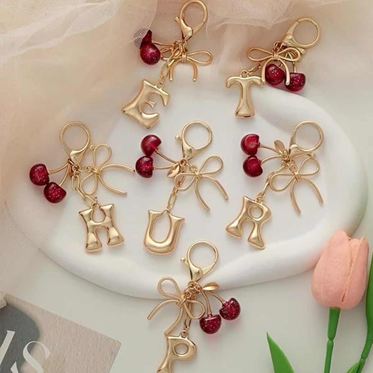 Bubble Initial Schlüsselanhänger mit Schleife & Kirsche - Goldene Buchstaben-Taschenanhänger für Frauen, Niedliche Handtaschen-Accessoires – Detail 2