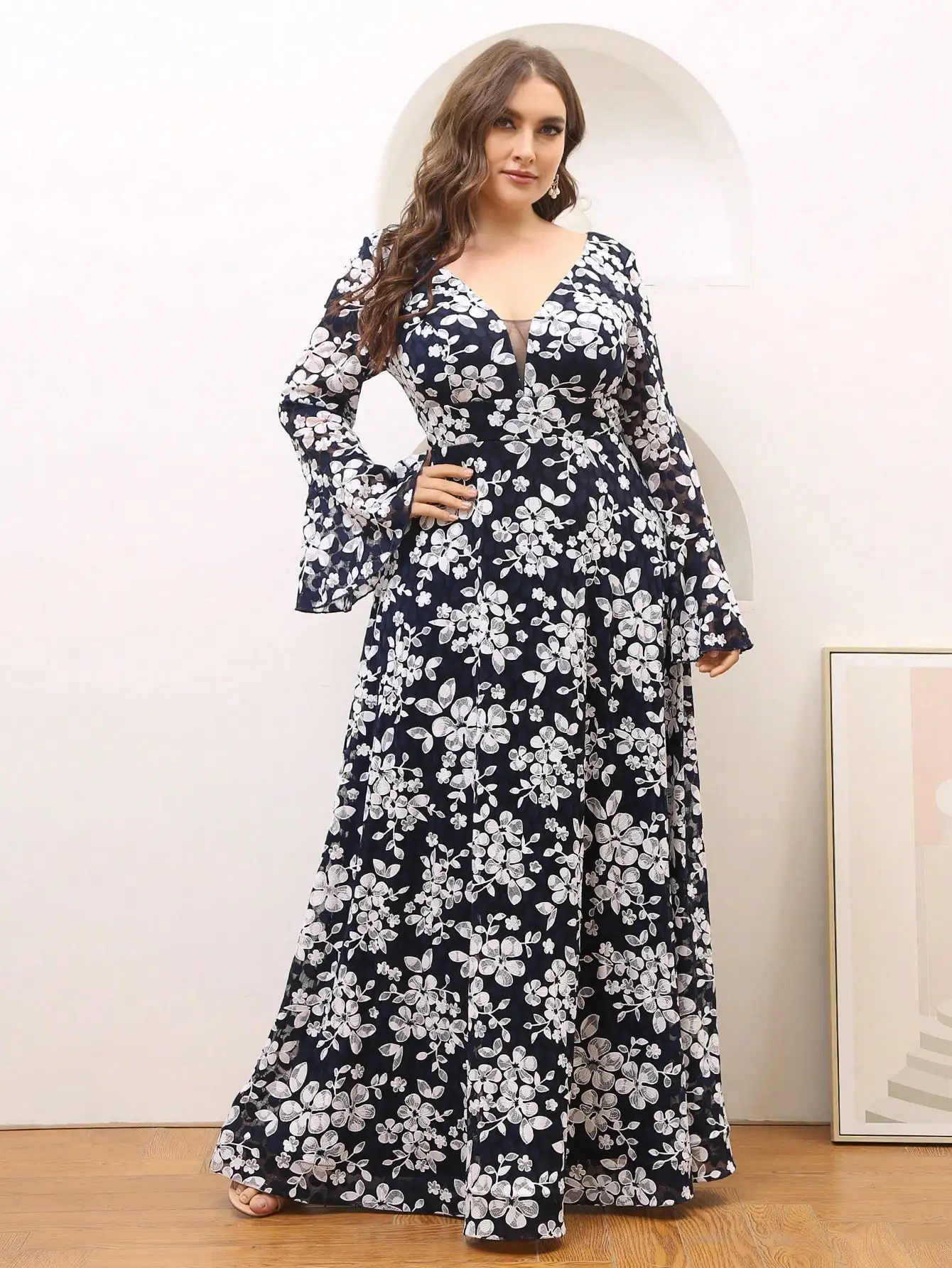 تنورة على شكل حرف V من الدانتيل على شكل زهر الكرز وأكمام كبيرة واسعة #1