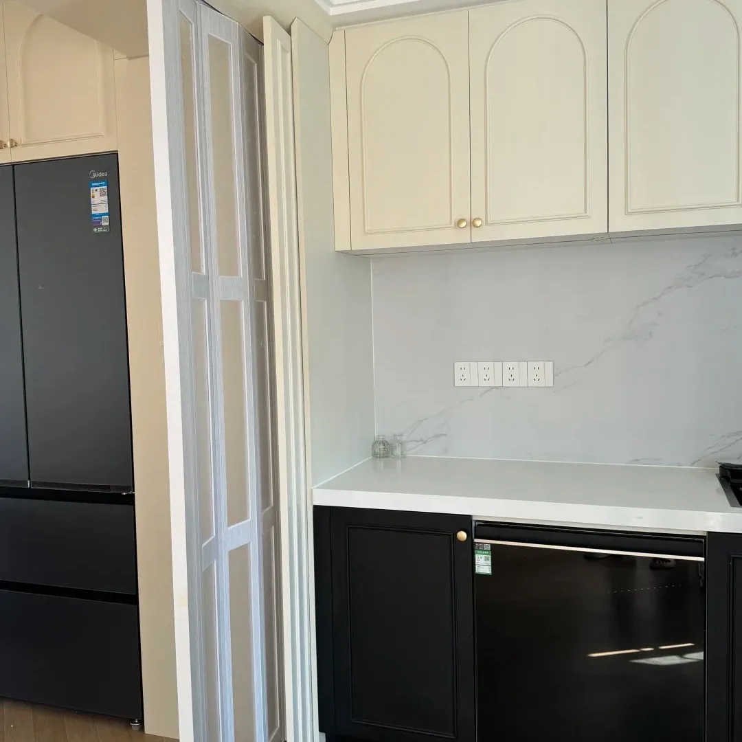 %Best-selling Minimalist Black French-style Pine Wood Factory-customized Kitchen Cabinets Water