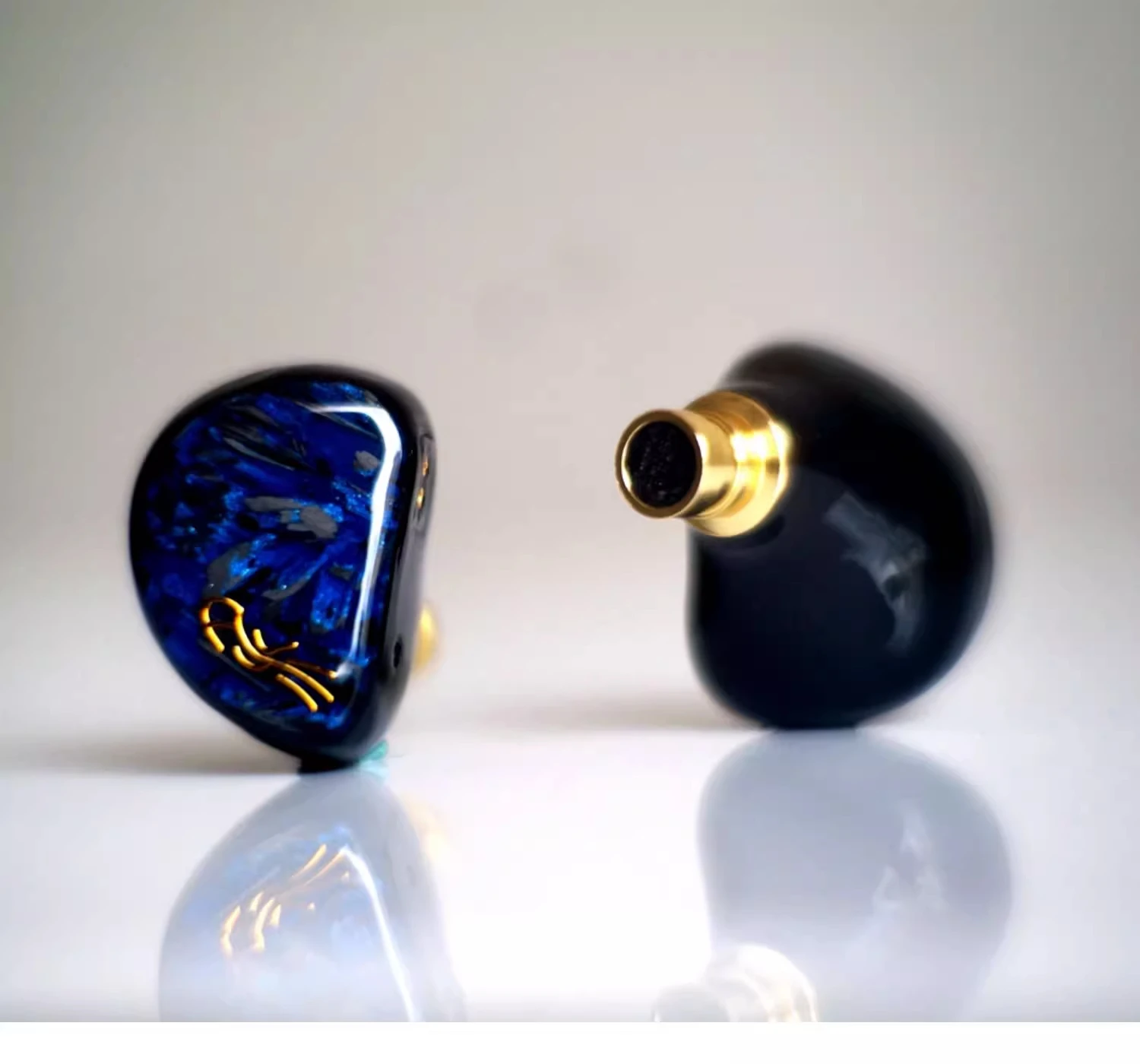 سماعات أذن AudioneXS100DLC تشبه الماس من ألياف الكربون الراتنج والألياف الكربونية الرائدة الديناميكية داخل الأذن (3 محولات قابلة للتبديل)