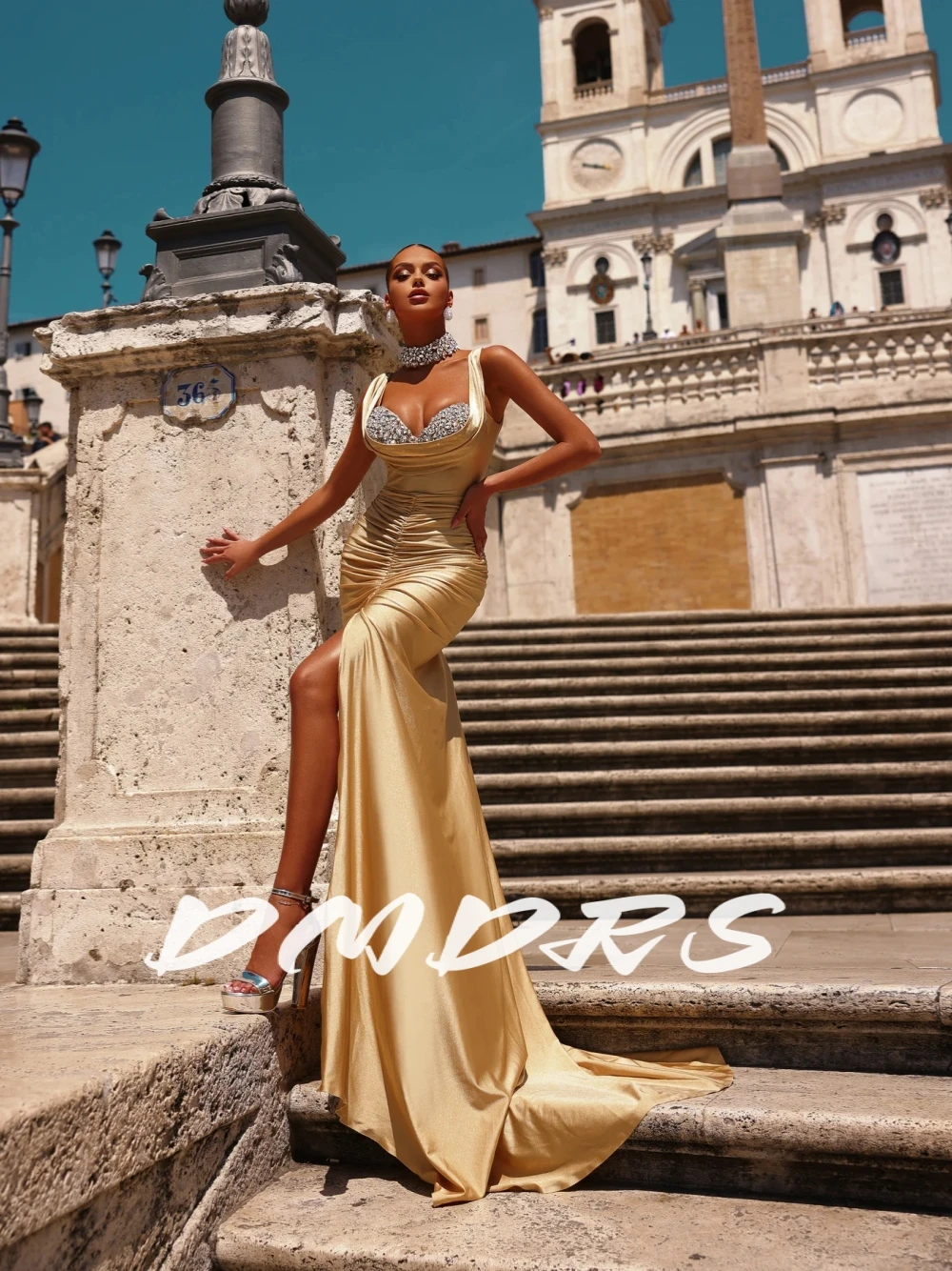 

Fashionable Front Slit Ruched Evening Dress Sexy Satin Sleeveless Glamorous Crystals Prom Gown Customized Stunning Party Wear