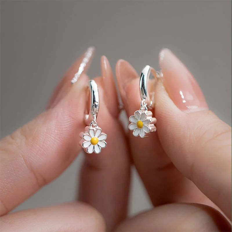 1 Pair New Simple Cute Daisy Flower Pendant Stud Earrings For Women Girls Sweet Girl Wedding Party Jewelry Gift