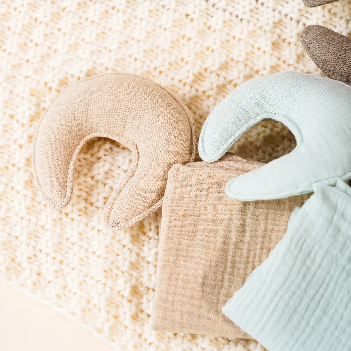 Elinfant 100% Cotton Muslin Baby Comfort Towel ,Moon & Star Gauze Baby Towel,Soothing Towel For Boys and Girls