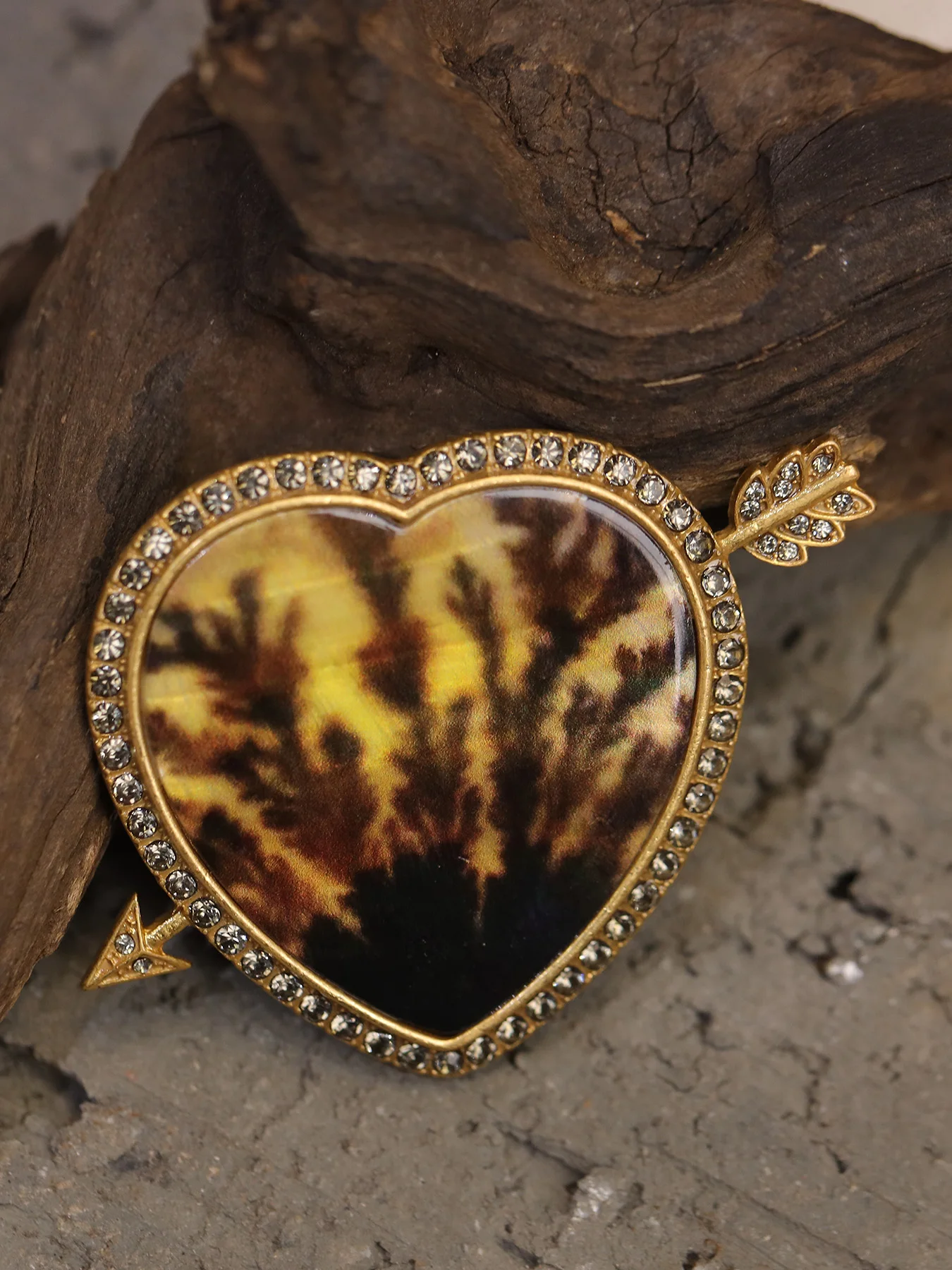 Vintage Cupid Arrow Heart Brooch for Women, Gold Plated Tortoise Shell Print Shell Brooch with Crystal Rhinestone